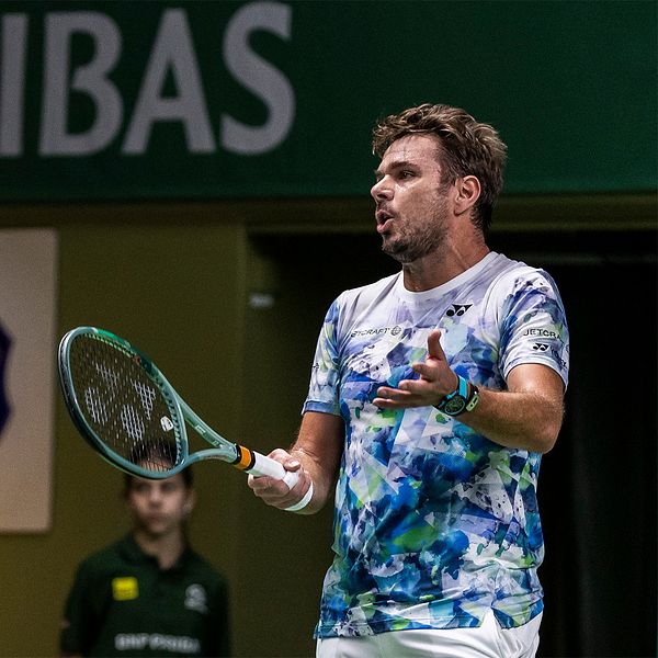 Stan Wawrinka blir arg på publiken och slår sönder racket.