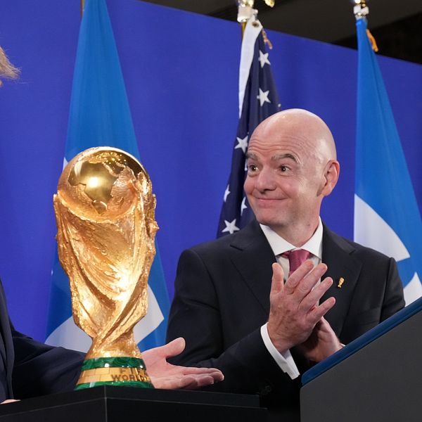 Donald Trump och Gianni Infantino vid VM-pokalen under hyllningstal