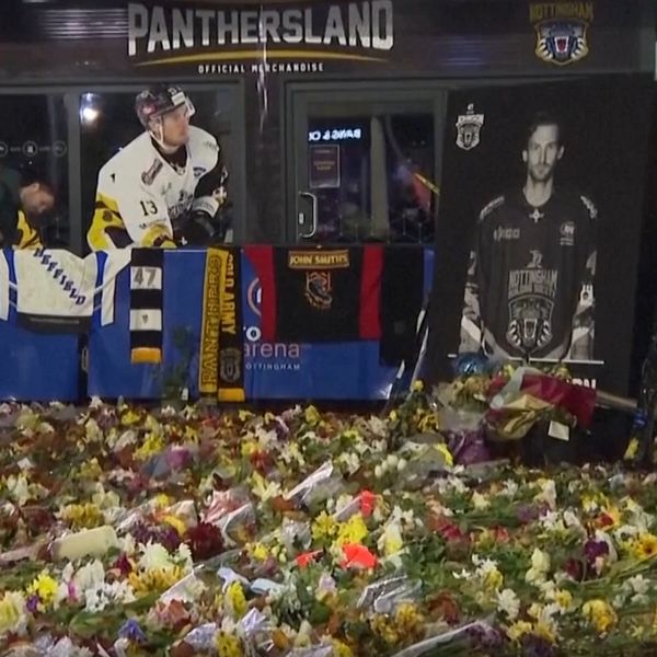 Delad bild. Vänster: ishockeyspelare i röd tröja. Höger: blomhav vid minnesplats för spelare.