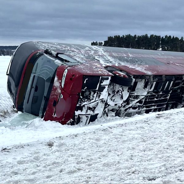En delad bild som visar två olika scener. Till vänster står en man i en jacka med inskriptionen ”INNEBANDY” framför en byggnad. Till höger syns en kraschad buss som ligger på sidan i snön, med omgivande vinterlandskap.