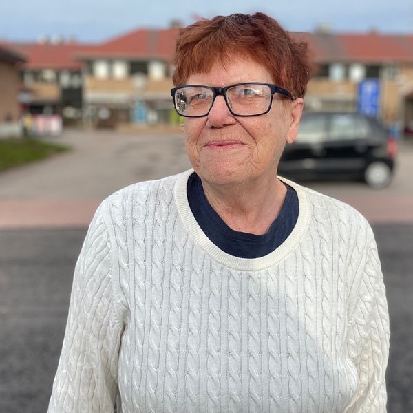 En delad bild som visar två personer på olika platser.