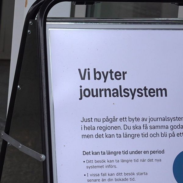 Delad bild: Till vänster syns en sjukvårdspersonal i vita kläder som arbetar med utrustning på en vagn. Till höger visas en skylt med texten ”Vi byter journalsystem” som informerar om ett pågående byte av journalsystem inom sjukvården.
