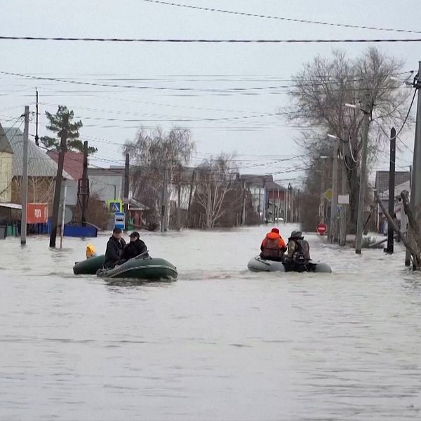 Upprörd invånare i Orsk. Personer som sitter i gummibåtar i den översvämmade staden.