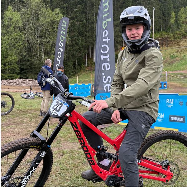 Delad bild. Till vänster: cyklist i vit tröja med mountainbike. Till höger: cyklist i grön jacka med röd mountainbike.