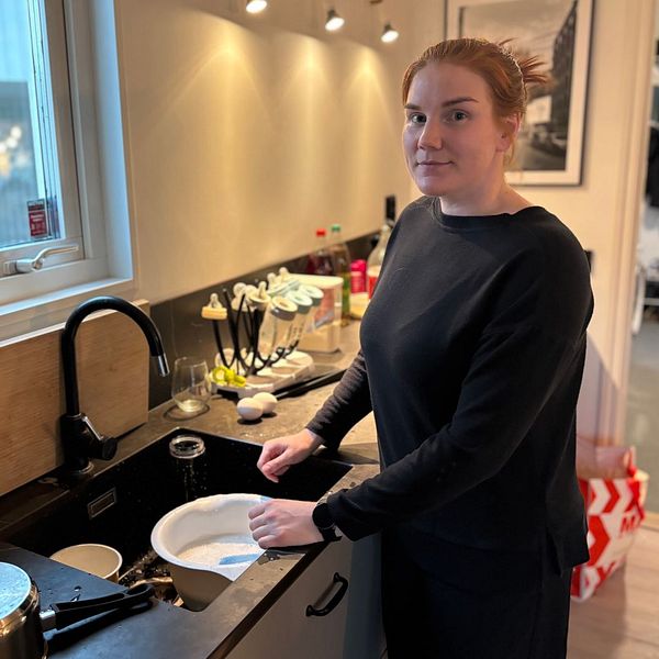 Den vänstra delen visar en person som fyller en behållare med dricksvatten från en grön behållare. Den högra delen visar en r en person står vid en diskho och tvättar lämpliga köksredskap eller tallrikar.