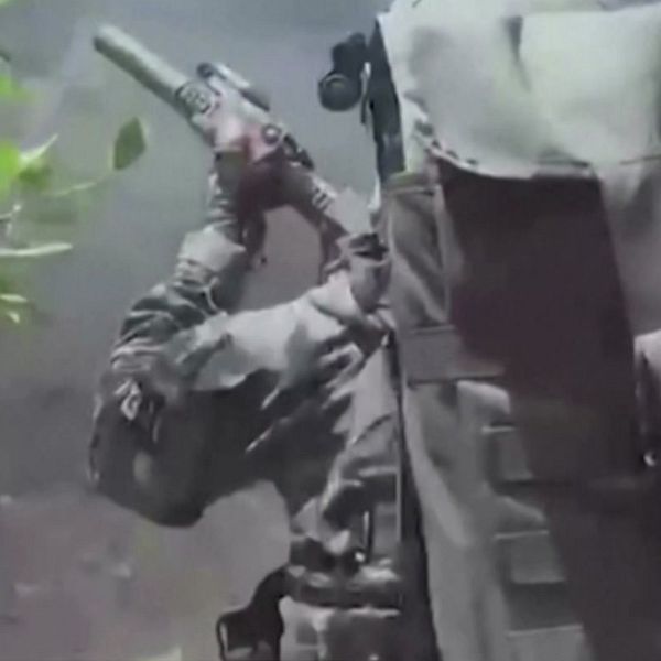 En man på sjukhus och militär