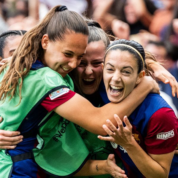 Alexia Putellas, Fridolina Rolfö och Aitana Bonmati firar CL-titeln