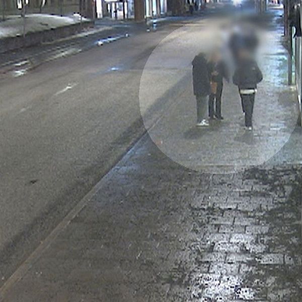 Bilden visar en delad bild med två sektioner. Den vänstra sektionen innehåller en konversation på chatten mellan användarna ”karamellkungen” och ”Mr. A”, där de diskuterar olika litterära äventyr och kvantiteter. Den högra sektionen visar en suddig nattlig gatubild med två personer som går tillsammans. Gatubelysning och snöiga områden är synliga i bakgrunden.