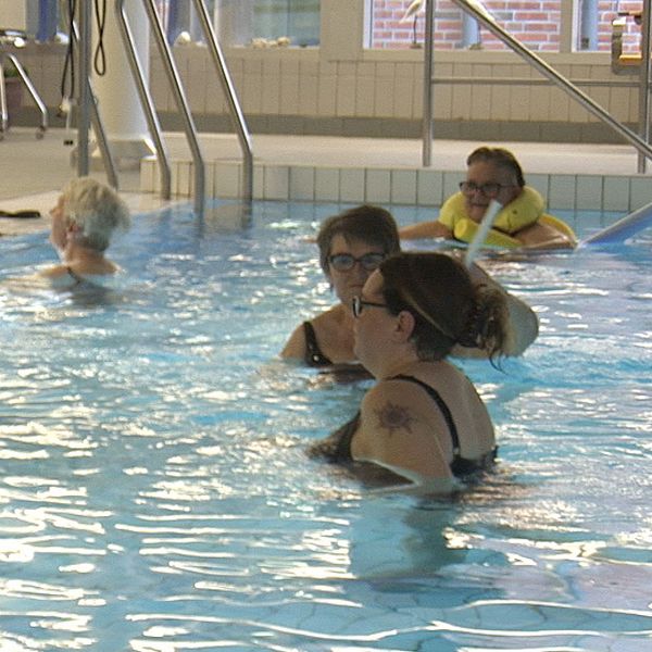 Fysioterapeuten Daliah Longree och kvinnor i simbassäng.