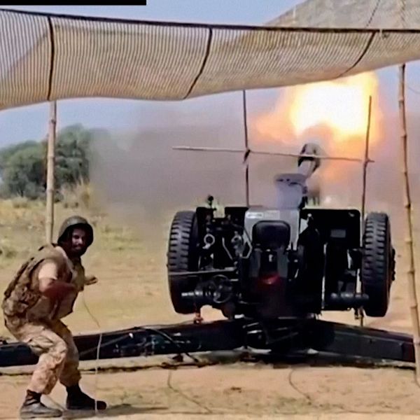 Delad bild. Vänster: person i gul blus. Höger: militärer vid en avfyrad kanon under ett kamouflagenät.