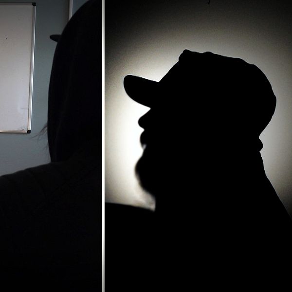 En SVT-reporter, Lukas Johansson sitter i en fåtölj och intervjuar en anonym man med mörka kläder.