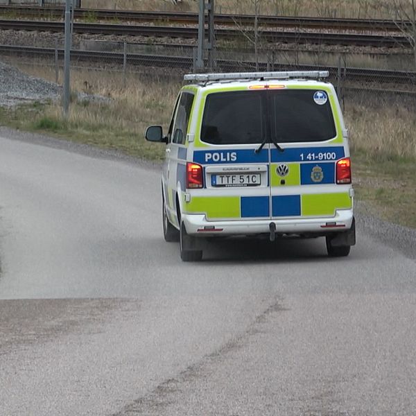 Delad bild. Till vänster: reporter med mikrofon. Till höger: polisbil kör på landsväg.