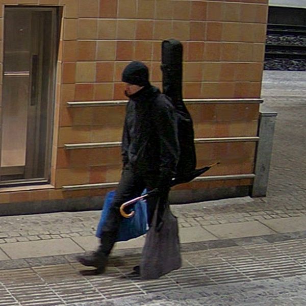 Kvinna med mörkt hår och glasögon i polisuniform på polisens pressträff i Örebro efter två veckor efter att en skolskjutning ägt rum på Risbergska skolan, samt en bild på den misstänkta gärningsmannen Rickard Andersson utomhus med mörka kläder strax före dådet.