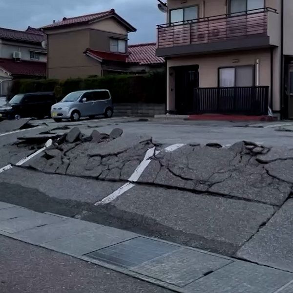 Asfalt som gått sönder efter jordskalvet