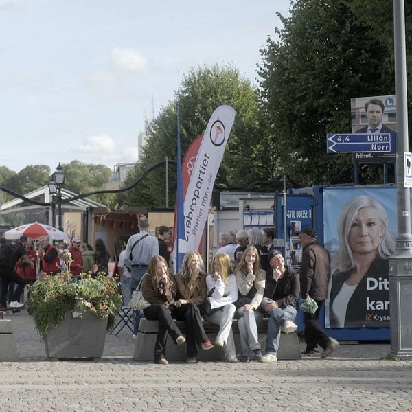 Valstugor på Stortorget i Örebro med människor och socialtjänstdebatt i valrörelsen