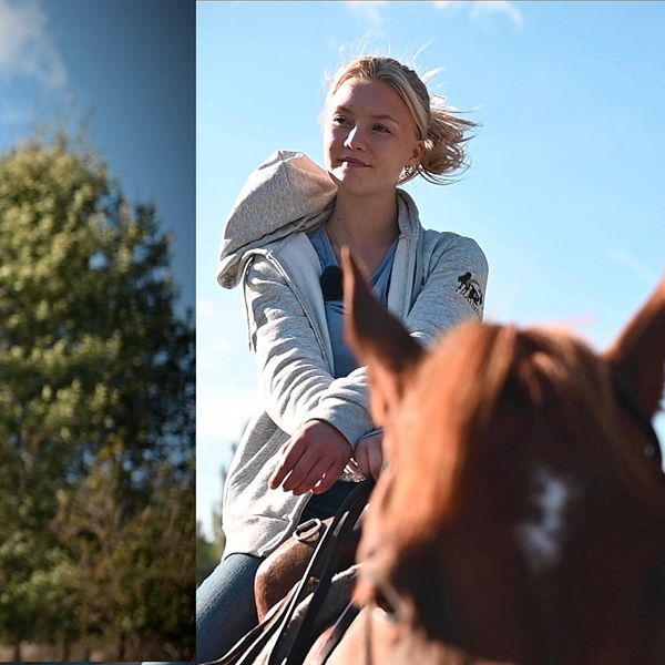 Märta Broberg och Ellen Berntsson rider westernhästar utomhus