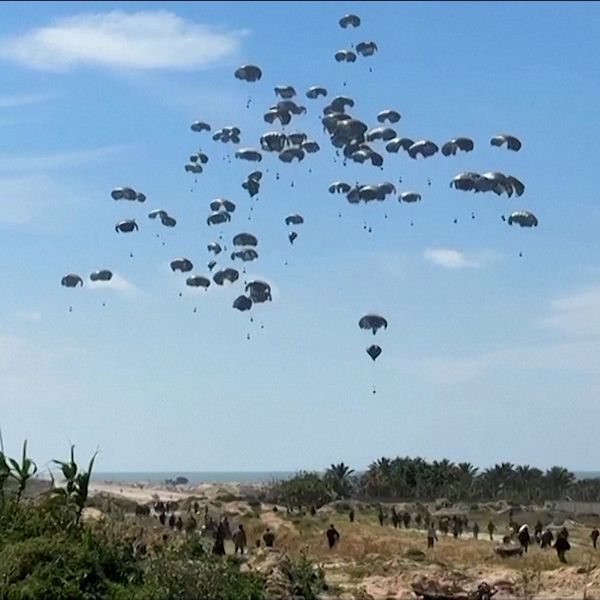 Gli abitanti di Gaza ricevono cibo e aiuti di emergenza per via aerea.