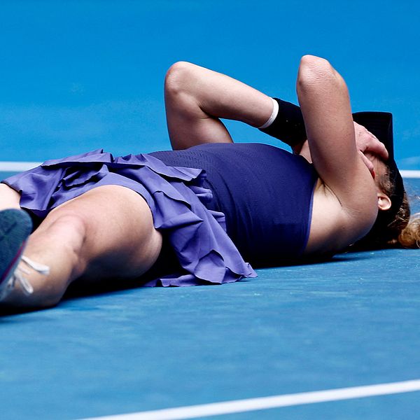 Den vänstra sektionen visar en tennisspelare som håller sitt huvud med händerna i en gest av frustration eller besvikelse. Den högra sektionen visar samma spelare liggande på tennisbanan med ansiktet mot marken, i en position som uttrycker utmattning eller nederlag.
