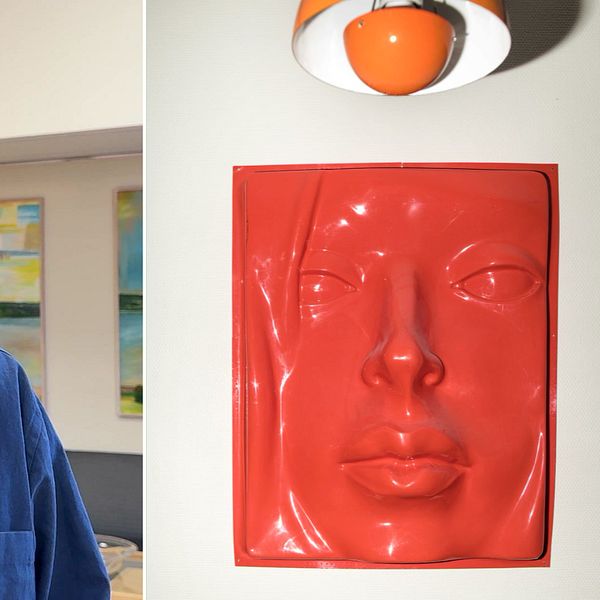 Erik Nilsson framför en röd ansiktsrelief och en taklampa