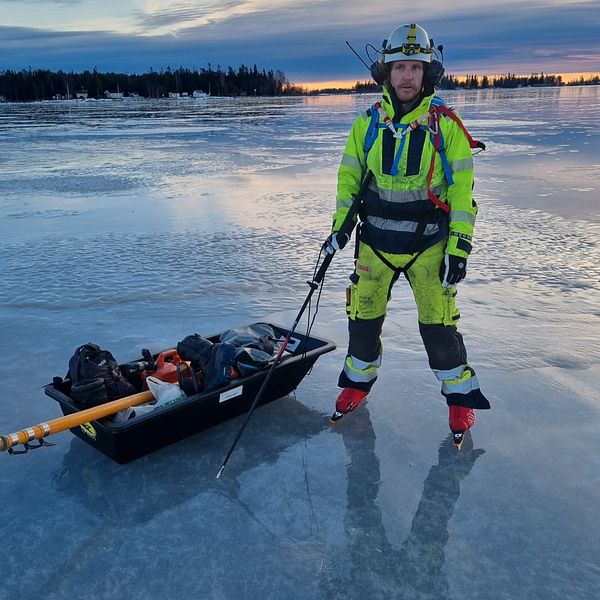 Till vänster syns en person i en reflexväst som klättrar i en snötäckt skog med en lång stav i handen, och till höger står en person i liknande kläder på isen vid en sjö med en pulka fylld med utrustning bredvid.