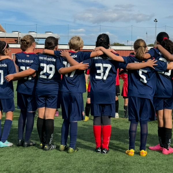 Fatima, är fotbollstränare i Rosengård FC där hon möter dagligen unga tjejer från Rosengård och stötar dem både på och utanför fotbollsplanen.