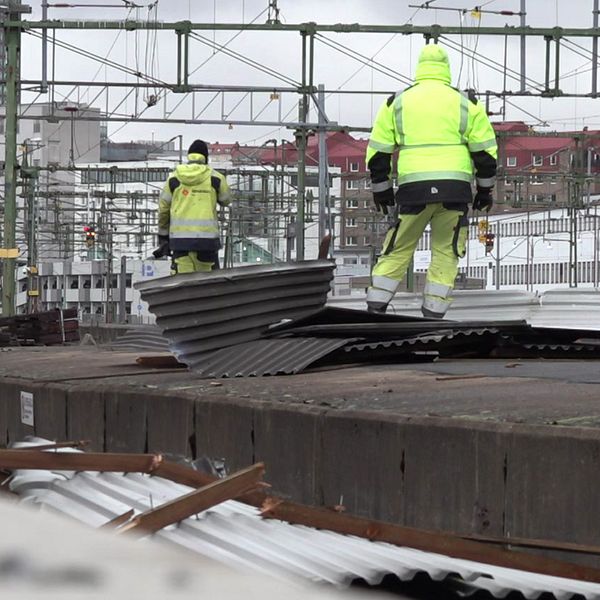 Kvinna på perrongen i Göteborg och delar av tak som blåst ner på spåret