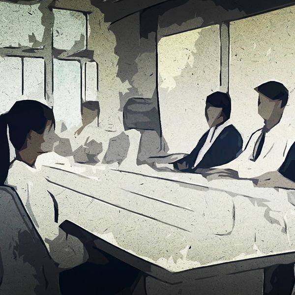 Teckning som illustrerar det smyginspelade mötet på socialkontoret i Bergsjön