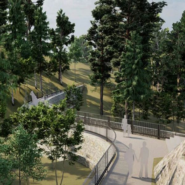 Kvinna i orange säkerhetsjacka och mörk mössa, Lina Engvall som är skyfallsspecialist på Göteborgs stad – till höger visas en skiss över en grönskande park med träd, gångvägar och en avsats som byggs vid Östra sjukhuset i Göteborg.