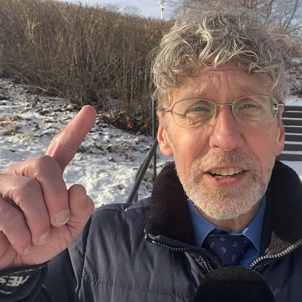 Delad bild: Till vänster syns en frusen vattensjö framför en stadsbild med byggnader i bakgrunden. Till höger pekar en person mot något utanför bildens vy. Bakgrunden består av en snötäckt mark och buskar.