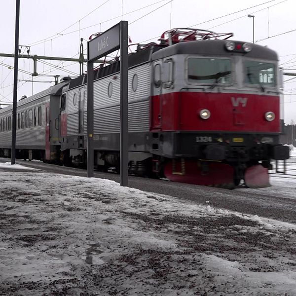 Resenären Jacob Wästvind blev stående med tåget i kyla och ett tåg är på väg att lämna Luleå tågstation.