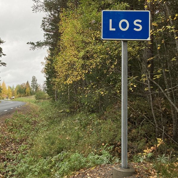 Ann-Catrin Stolt miljöchef Ljusdals kommun och Los vägskylt.