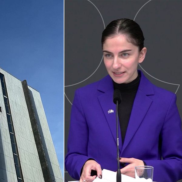 Klimat- och miljöminister Romina Pourmokhtari (L) tar emot delbetänkandet från utredningen om hur tillståndsprocesser för ny kärnkraft kan göras snabbare