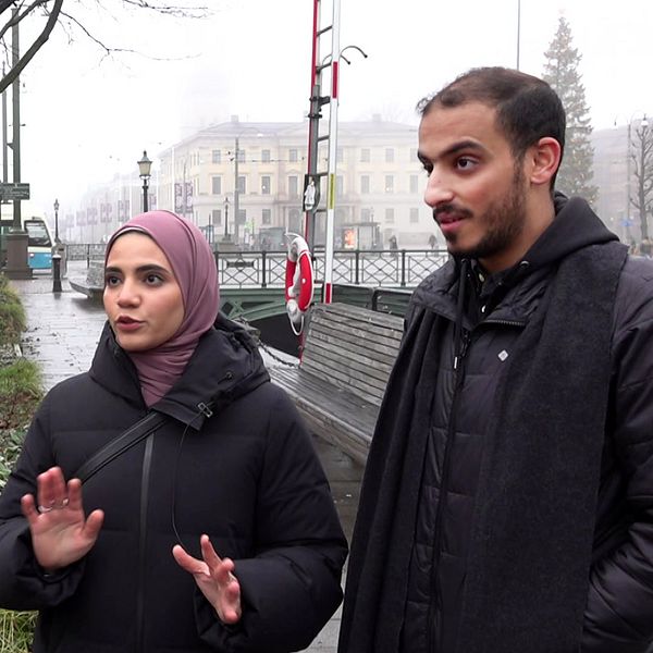 Paret Sharief och Mariam, en man och en kvinna i svarta jackor i Brunnsparken i Göteborg – nära den plats där paret blev konfronterade av en man i samband med en pro-palestinsk demonstration