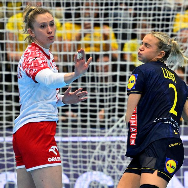 En delad bild visar två scener från en handbollsmatch. Till vänster ligger en spelare på golvet med en hand på sitt ansikte, vilket tyder på att hon har skadat sig eller kämpar på grund av spelets intensitet. Till höger pågår en interaktion mellan två spelare, där den ena gestikulerar medan den andra står stilla. Bakgrunden visar en del av läktaren med åskådare.
