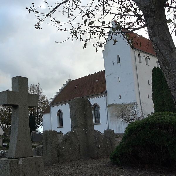Till vänster syns Mats Hagelin, kyrkoherde på Simrishamns församling. Till höger syns Simris kyrka, en av kyrkogårdarna vars gravvårdar nu ska återställas.