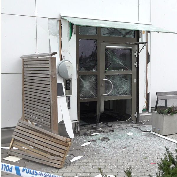 Delad bild: Till vänster syns en lugn gata med buskar i förgrunden och hus i bakgrunden. Till höger visas en skadad entré till en byggnad med krossade glasdörrar, avspärrad med polisband.