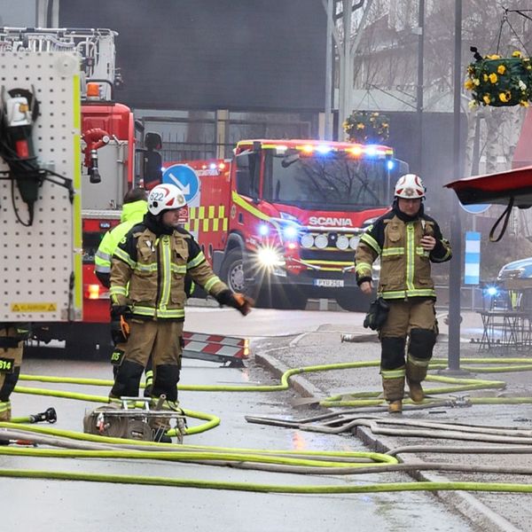 SVT:s reporter Lisa Johansson och räddningstjänsten vid butiksbranden i Mellerud.