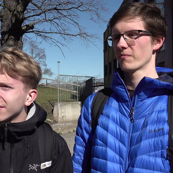 Några unga män utomhus.