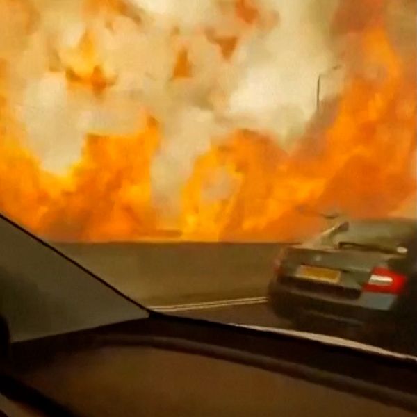 Delad bild. Till vänster: människor flyr från skogsbrand. Till höger: eldslågor nära bilväg.