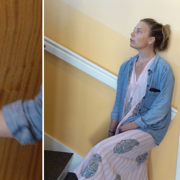 Reporter Anna-Klara till höger och till vänster när hon öppnar en dörr in till stödboendet som narkotikasmugglarens bolag drivit