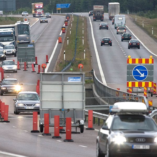 Trafikerad väg med vägarbeten.