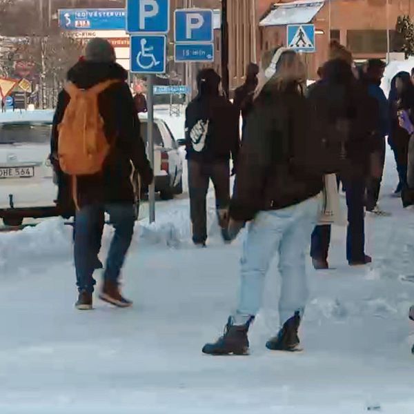 Folk väntar på bussen i Eksjö