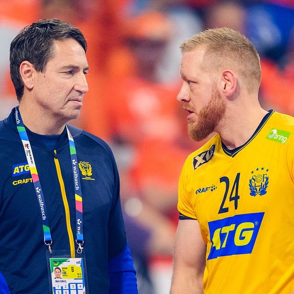 SVT:s expert Magnus Grahn till vänster och till höger handbollsförbundskapten Glenn Solberg och spelaren Jim Gottfridsson