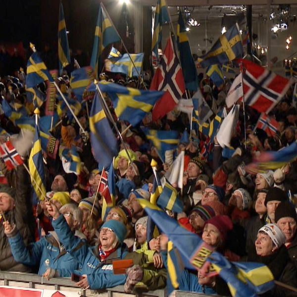 jonaspeterson som är vd för skidvm i Falun, och ett publikhav med folk och svenska och norska flaggor främst.