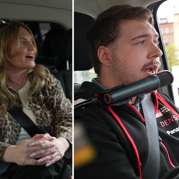 en sjungande man i en bil med reporter i baksätet.