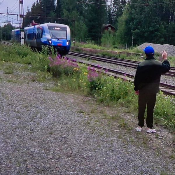 Anders Hermansson tittar ut genom ett fönster. Till höger en bild av Per som vinkar till ett tåg.