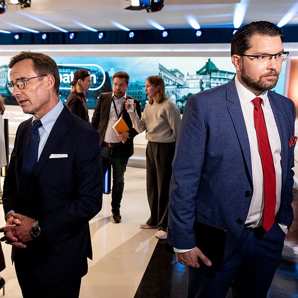 Tvådelad bild. Till vänster SVT:s reporter Kristoffer Törnmalm, till höger Moderaternas partiledare Ulf Kristersson och Sverigedemokraternas partiledare Jimmie Åkesson under en debatt i SVT.