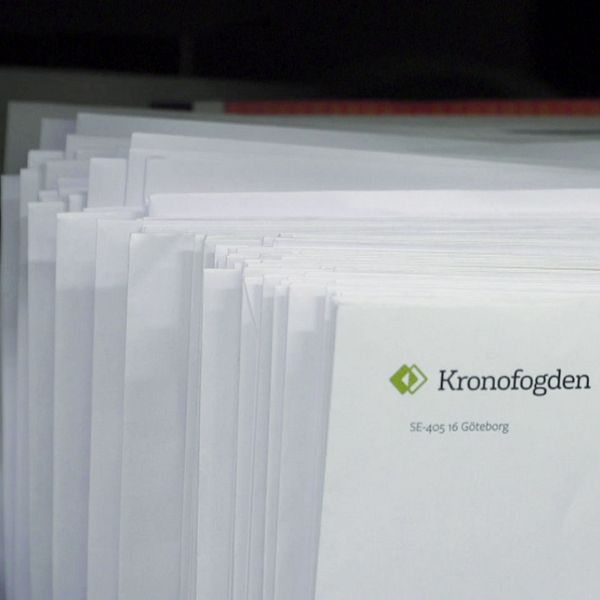 Tvådelad bild. Vänster: hand håller en plånbok och 200 SEK. Höger: brev från Kronofogden.