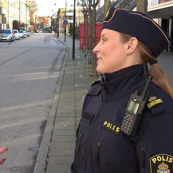 Polis i samtal med landskronabo
