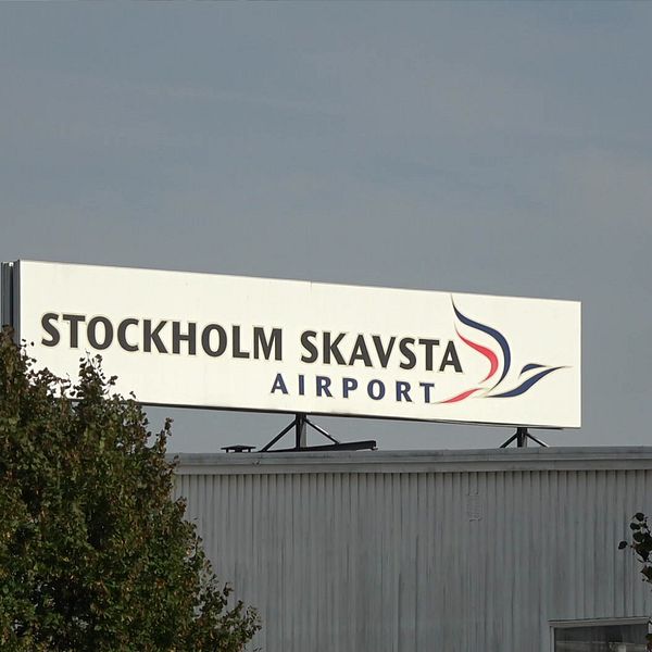 Det är två bilder. På vänstra bilden är Jesper Fredmark och på den högra bilden är det en skylt där det står ”Stockholm Skavsta airport”